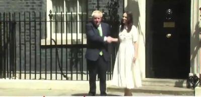 Boris Johnson'ın tokalaşması &uuml;lkede g&uuml;ndem oldu