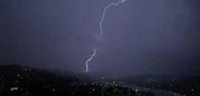 İstanbul'da gece aydınlandı: Sosyal medya bu g&ouml;r&uuml;nt&uuml;y&uuml; konuşuyor