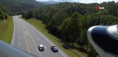 Arıza yapan u&ccedil;ak otoyola indi! G&ouml;renler şaşkına d&ouml;nd&uuml;