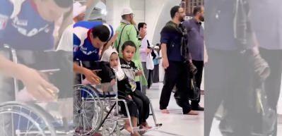 Bir babanın tekerlekli sandalyedeki çocuğuna Kabe'yi tavaf etmeyi öğretmesi viral oldu!