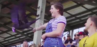 B&ouml;yle evlenme teklifi g&ouml;r&uuml;lmedi! Kadın şaşkınlığa uğradı...