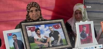 Diyarbakır anneleri, g&ouml;zleri yaşları arasında &ccedil;ocuklarının bayramını kutladı