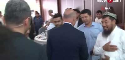 İ&ccedil;işleri Bakanı Soylu g&ouml;&ccedil;menlerle bayramlaştı