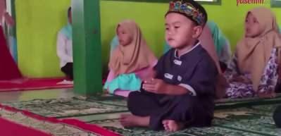 Kur'an Kursu'ndaki çocuklar ilahi okunurken kendinden geçti!
