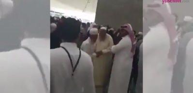 Şeytan taşlayan yaşlı adamın hırsı g&ouml;renleri şaşkına &ccedil;evirdi!