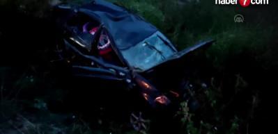 Takla atan otomobildeki anne &ouml;ld&uuml;, ikiz bebekleri ve eşi yaralandı