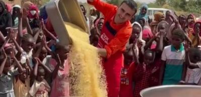 CZN Burak yine ilk onları d&uuml;ş&uuml;nd&uuml;! Bayramda Afrikalı &ccedil;ocuklara...