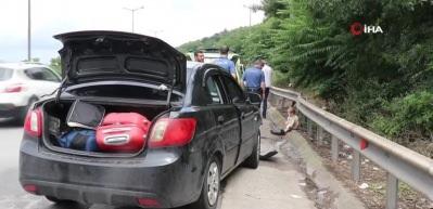 Kaza sonrası savrulan par&ccedil;alarla oynayan miniğe polis şefkati