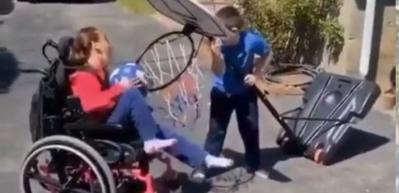 Kız kardeşinin basket atabilmesi i&ccedil;in yaptığıyla takdir topladı!