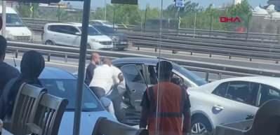 K&uuml;&ccedil;&uuml;k&ccedil;ekmece'de dehşet anları! G&uuml;peg&uuml;nd&uuml;z bir kişiyi ka&ccedil;ırdılar!