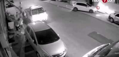 "Yan baktın" diyerek bir gence saldırdılar: O anlar kameraya yansıdı