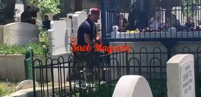 Alişan ve yengesi Merve Tektaş vefat eden Sel&ccedil;uk Tektaş'ın mezarında g&ouml;zyaşlarına boğuldu!