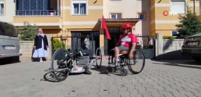Elleri ile g&uuml;nl&uuml;k 45 km pedal &ccedil;eviriyor!