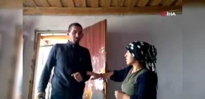 Eşini ve &ccedil;ocuklarını bı&ccedil;akla tehdit etti sopayla vurdu! Korkun&ccedil; olay Kars'ta meydana geldi