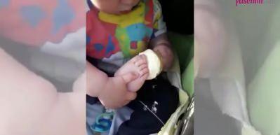 K&uuml;&ccedil;&uuml;k &ccedil;ocuk ayak parmaklarını banarak dondurmanın keyfine vardı! Sosyal medyada viral oldu