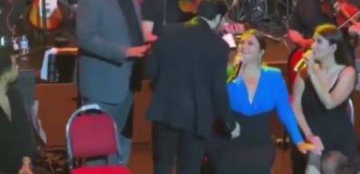 Sibel Can konserinde CHP'li belediye başkanı olay &ccedil;ıkardı!