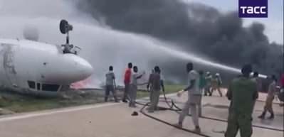 Somali'de pistten çıkan uçak ters döndü