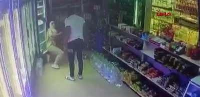 Tacize uğrayan gen&ccedil; kız, &ouml;ld&uuml;resiye d&ouml;v&uuml;ld&uuml;! Dehşet anları kamerada