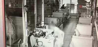 Arsız hırsız ikinci g&uuml;n para bulamayınca limonatayı i&ccedil;ip bal kavanozunu &ccedil;aldı!