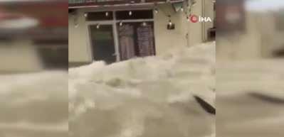 BAE'de sel felaketi: 7 &ouml;l&uuml;