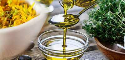 Diz ağrılarını bitiren doğal karışım! Sarı kantaron, dağ kekiği ve zeytinyağı