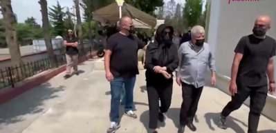 Ebru G&uuml;ndeş annesine olan son g&ouml;revi yerine getirdi!