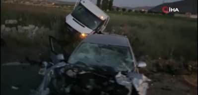 Kaza yapan kamyonet karşı y&ouml;nden gelen otomobille kafa kafaya &ccedil;arpıştı: 4'&uuml; ağır 5 yaralı