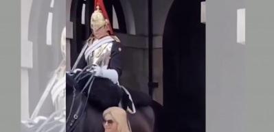 Krali&ccedil;e II. Elizabeth'in atına dokunmanın bedeli ağır oldu! Muhafız &ouml;yle bir bağırdı ki Buckingham Sarayı ayağa kalktı