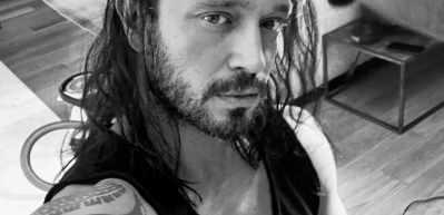 Murat Boz'u g&ouml;renler tanıyamadı! Sa&ccedil;larını uzatınca bambaşka biri oldu