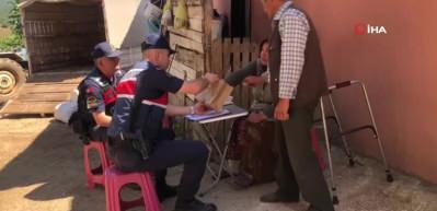 "Parmak izi alacağız" diyerek altınlarını dolandırdı, ka&ccedil;maya &ccedil;alışırken yakalandı