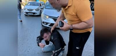 Bir baba kızına uyuşturucu satan şahsı d&ouml;verek karakola g&ouml;t&uuml;rd&uuml;!