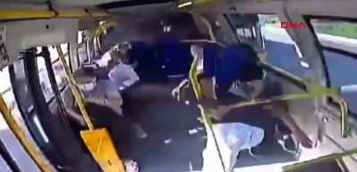 İstanbul'da korku dolu anlar! İETT otobüsü minibüse çarptı... O anlar kamerada