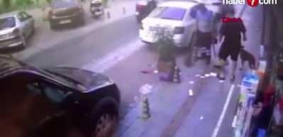 K&ouml;peğine toz geldiği gerek&ccedil;esiyle temizlik g&ouml;revlisini d&ouml;vd&uuml;!