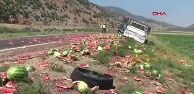 Şarampole devrilen kamyonetteki baba- oğul yaralandı, 3 ton karpuz &ccedil;evreye sa&ccedil;ıldı