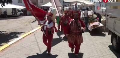 Oğullarına mehterli s&uuml;nnet yapan İsvi&ccedil;reli babanın T&uuml;rk bayrağı sevgisi g&ouml;renleri duygulandırdı