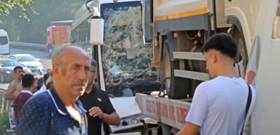 Antalya’da feci kaza! Servis midibüsü kamyon yüklü çekiciyle çarpıştı: 4’ü ağır 27 yaralı