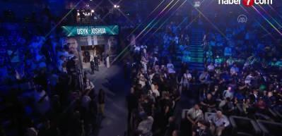Ukraynalı boks&ouml;r Usyk, İngiliz rakibini yere serdi!