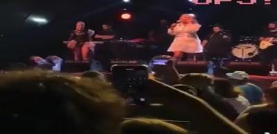 Demet Akalın sahnede kendisine lazer tutan izleyicisine k&uuml;f&uuml;r etti!