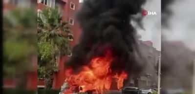 İzmir'de alev alan yolcu minibüsü cayır cayır yandı