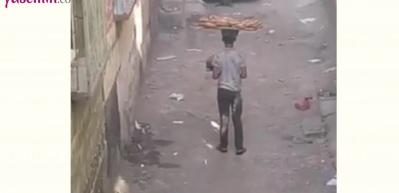 Simit satan &ccedil;ocuğun sokak k&ouml;peğine yaptığı iyilik y&uuml;rekleri ısıttı!