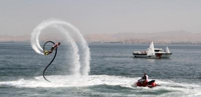 Van G&ouml;l&uuml;&rsquo;nde renkli g&ouml;r&uuml;nt&uuml;ler: Flyboard g&ouml;sterisi nefes kesti