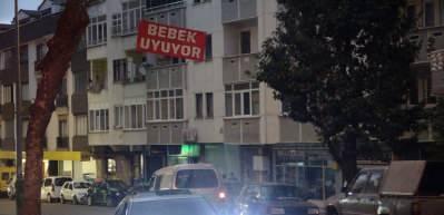 G&uuml;r&uuml;lt&uuml;den uyuyamayan bebeği i&ccedil;in caddeye afiş astı