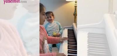 İki kardeşin piyano ile s&ouml;ylediği şarkı y&uuml;rekleri ısıttı!