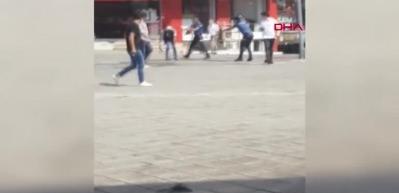 Sokakta y&uuml;r&uuml;yen kadına 'Neden &ouml;n&uuml;ne bakmıyorsun?' dedi silah doğrulttu