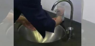 AB Komisyon başkanı Bayan Ursula suyu israf etmeden nasıl el yıkandığını g&ouml;sterdi!