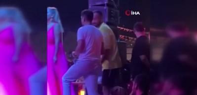 Demet Akalın sahneye çıkarken yere kapaklandı!