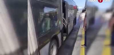Florya'da metrob&uuml;s bozuldu! Onlarca vatandaş yolda kaldı