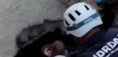 Enkaz altında kalan bebek, 30 saat sonra b&ouml;yle sağ &ccedil;ıkarıldı! G&ouml;r&uuml;nt&uuml;ler &Uuml;rd&uuml;n'den...