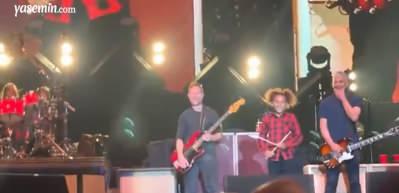 Foo Fighters hayatını kaybeden davulcusu yerine 11 yaşındaki hayranlarını &ccedil;ıkardı!