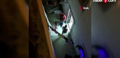 İstanbul&rsquo;da dehşet anları kamerada: Evi dağıtan &ccedil;ocuklarını sopayla d&ouml;vd&uuml;